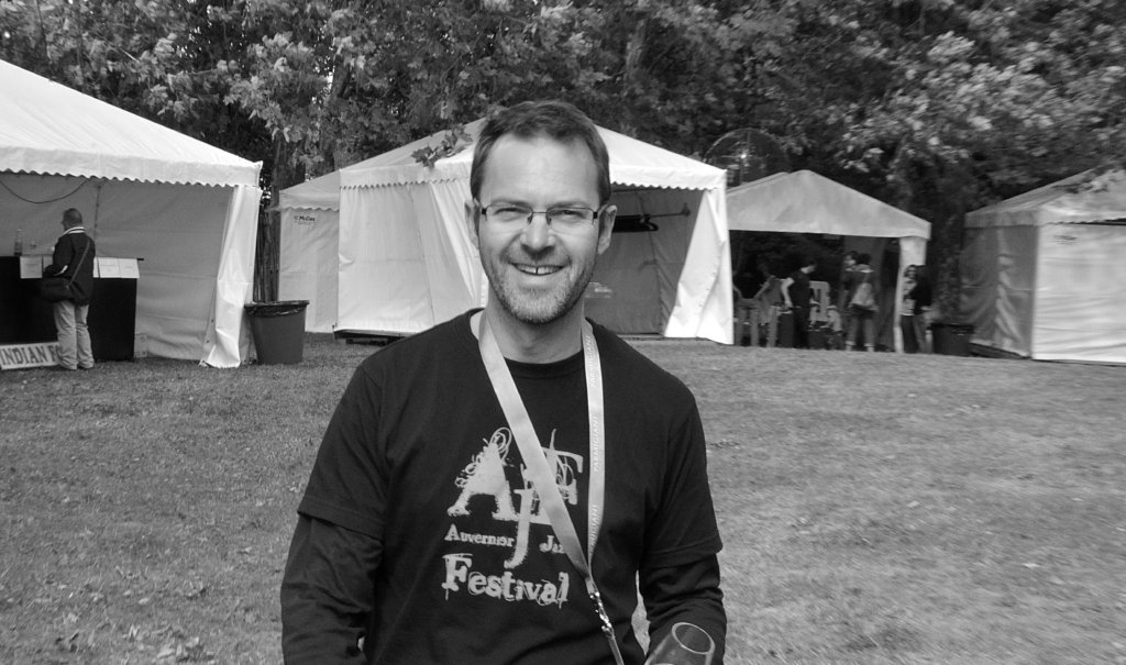 Philippe Lauper portant un t-shirt de l'Auvernier Jazz Festival sur le site du festival